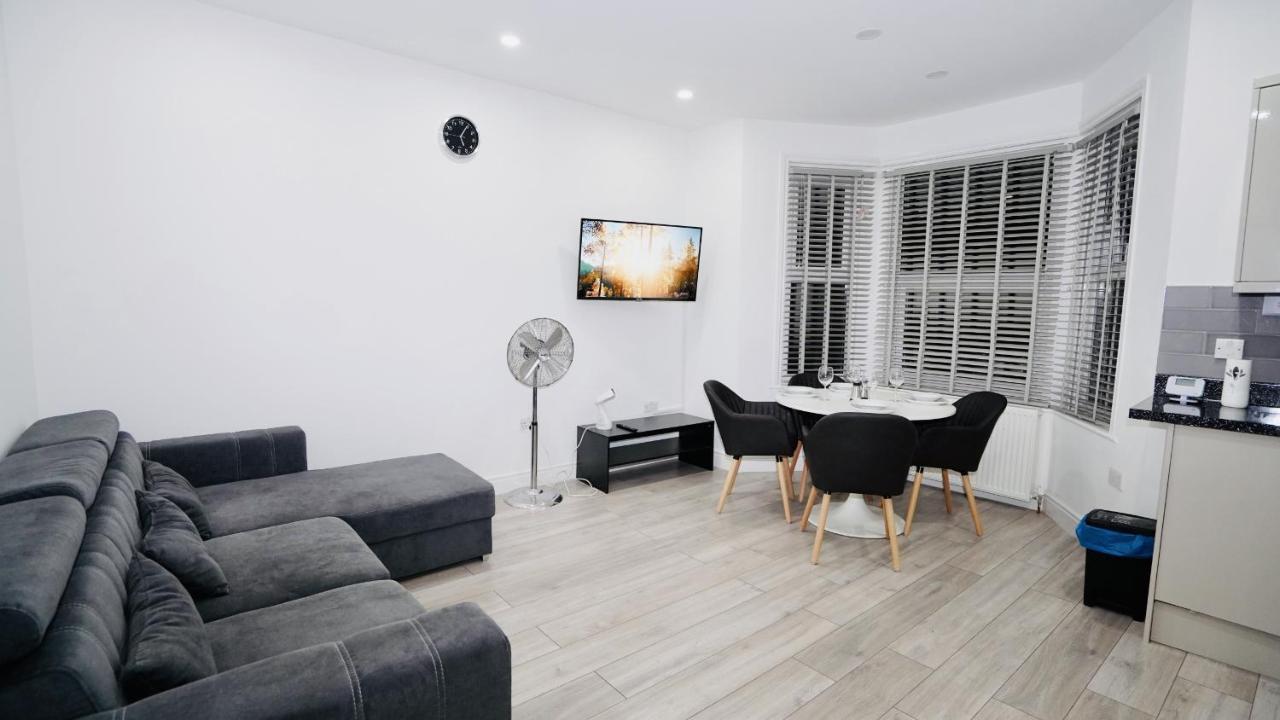 E2M Stays Lovely Apt Close To Ilford Station With Free Parking מראה חיצוני תמונה